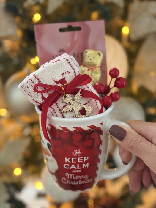 Коледна чаша с подаръци