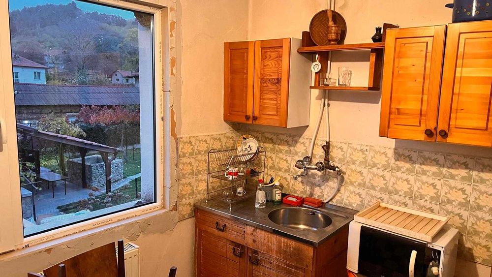 ПРОДАВА СЕ: Просторна двуетажна къща с двор и чудесна локация!