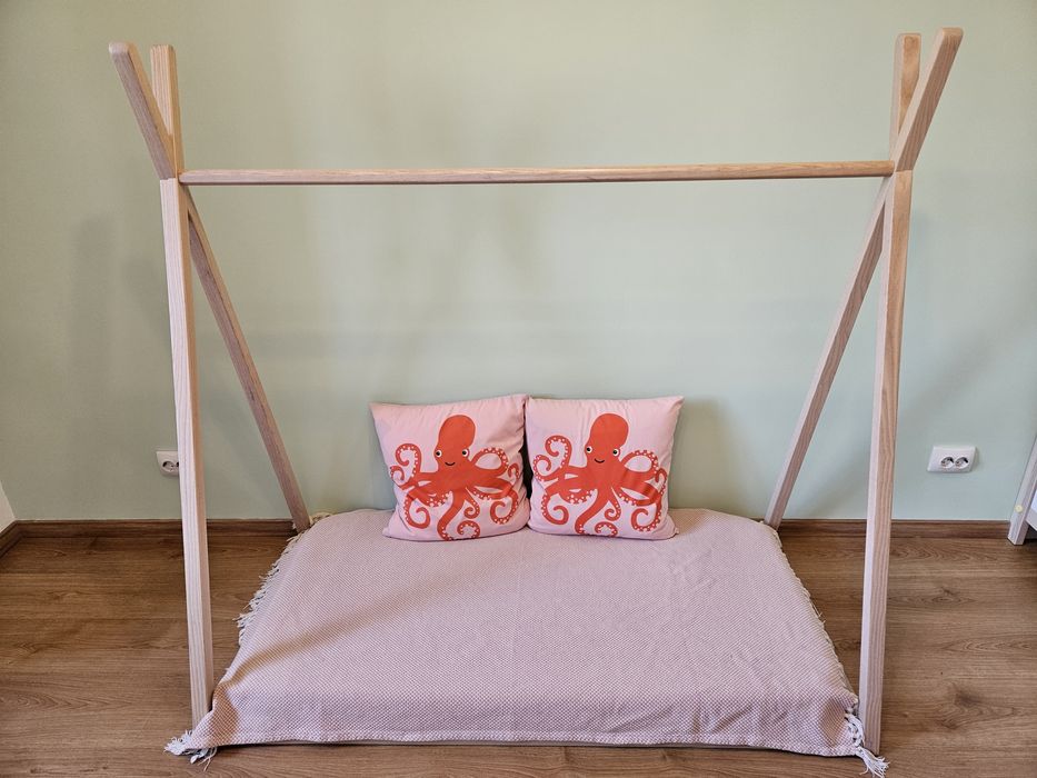 Pat tip cort, cu saltea si baldachin incluse