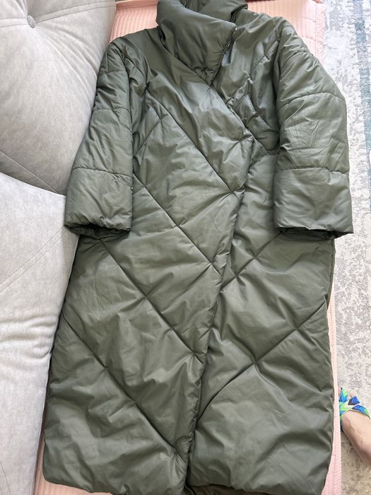 1. Куртка за 5000 тыс, две курткаи черная и бежевая 2000тыс, тыс, 3