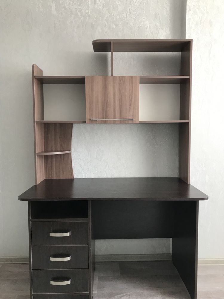 Продаётся Компьютерный столик/ в отличном состоянии