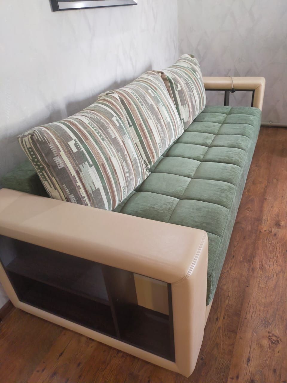 Продам набор мягкой мебели в хорошем состоянии,(диван, кресло, пуфик)