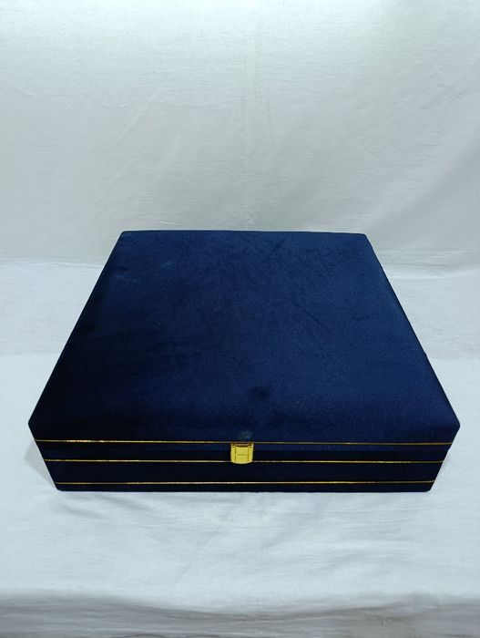 Shaxmat 50×50 sm yongʻoq daraxtidan yasalgan