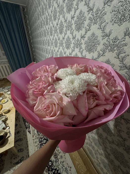 Цветы гартензия и розы