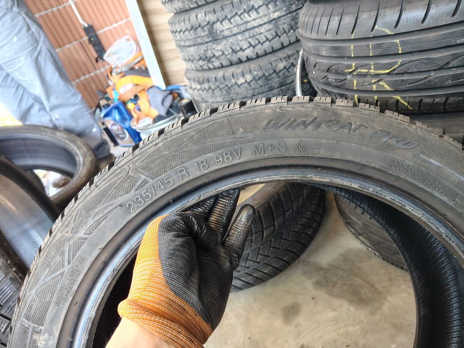 2бр.зимни гуми VREDESTEIN 235 45 18 DOT20 цена за брой