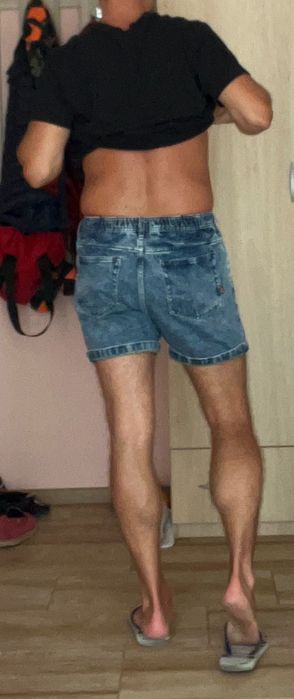 Продавцам къси панталонки Boss