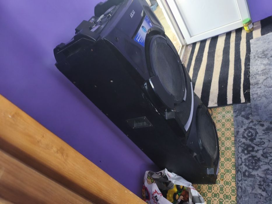 Vând boxa Akai folosita