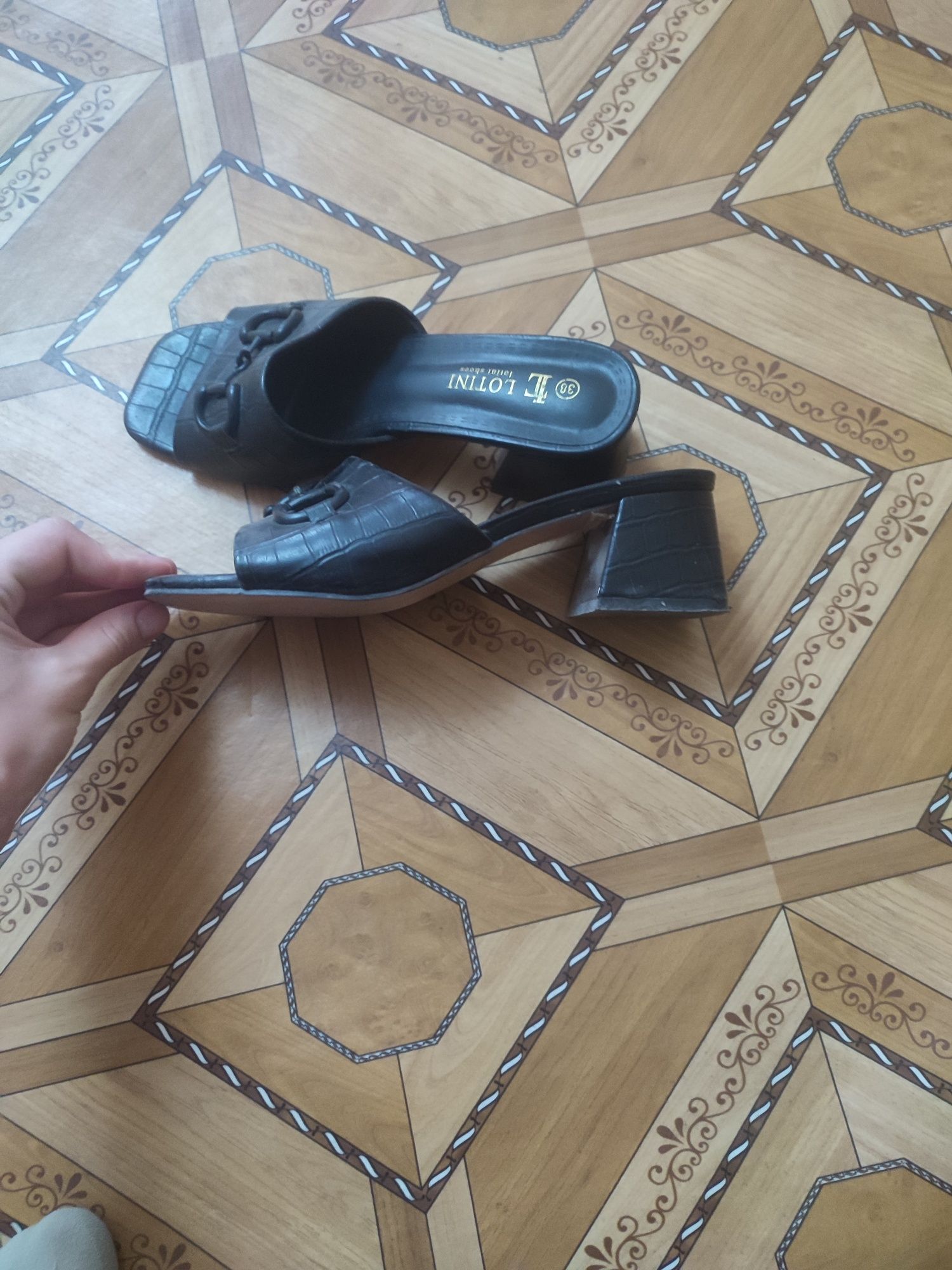 Ayollar oyoq kiyimi