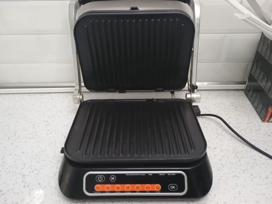 Grill VIVES,electric, placi antiaderente detașabile