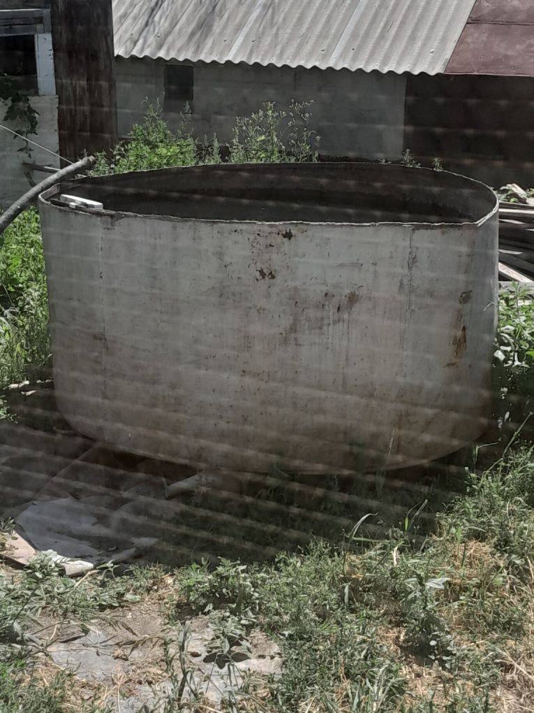 Продам бочку 3 куб с краном