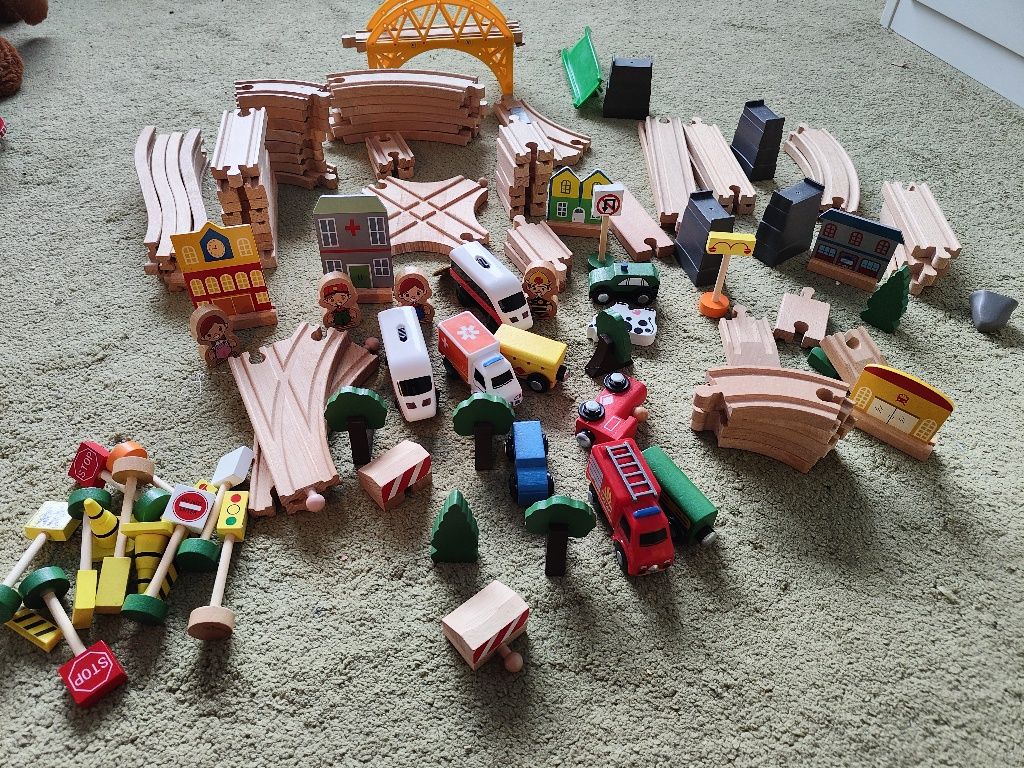 Set de trenuri cu sine de lemn IKEA, mașinuțe cu magnet și altele