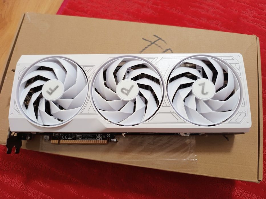 Vând RX 7700 XT 12gb DDR6 Sapphire Pure White FrostPunk