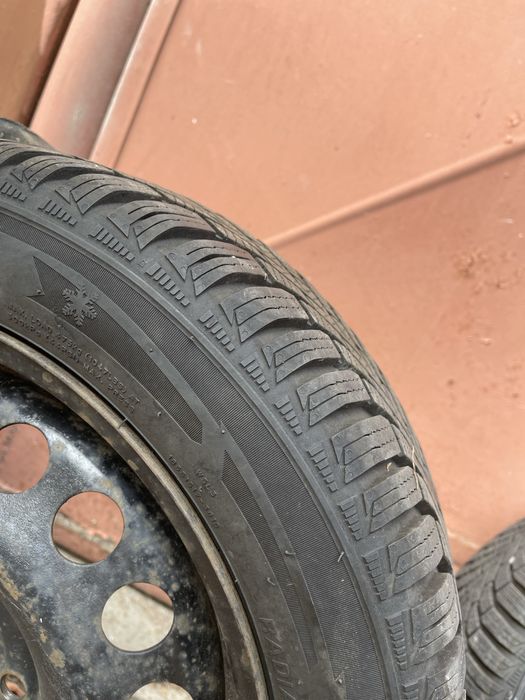 Anvelope iarnă Sailun 185/55 R15 + jante de tablă – stare foarte bună