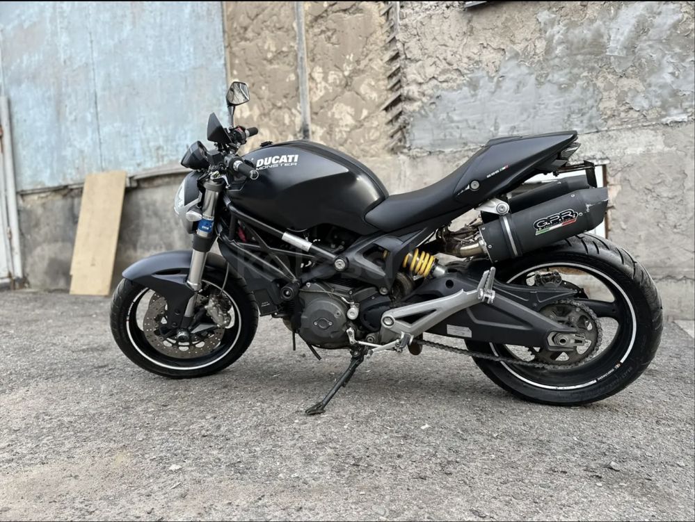 Ducati Monster 696