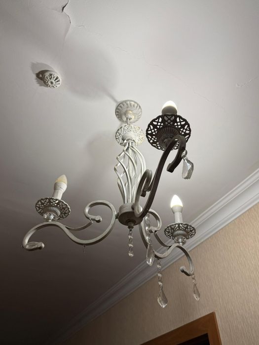 Продам люстру в прихожку