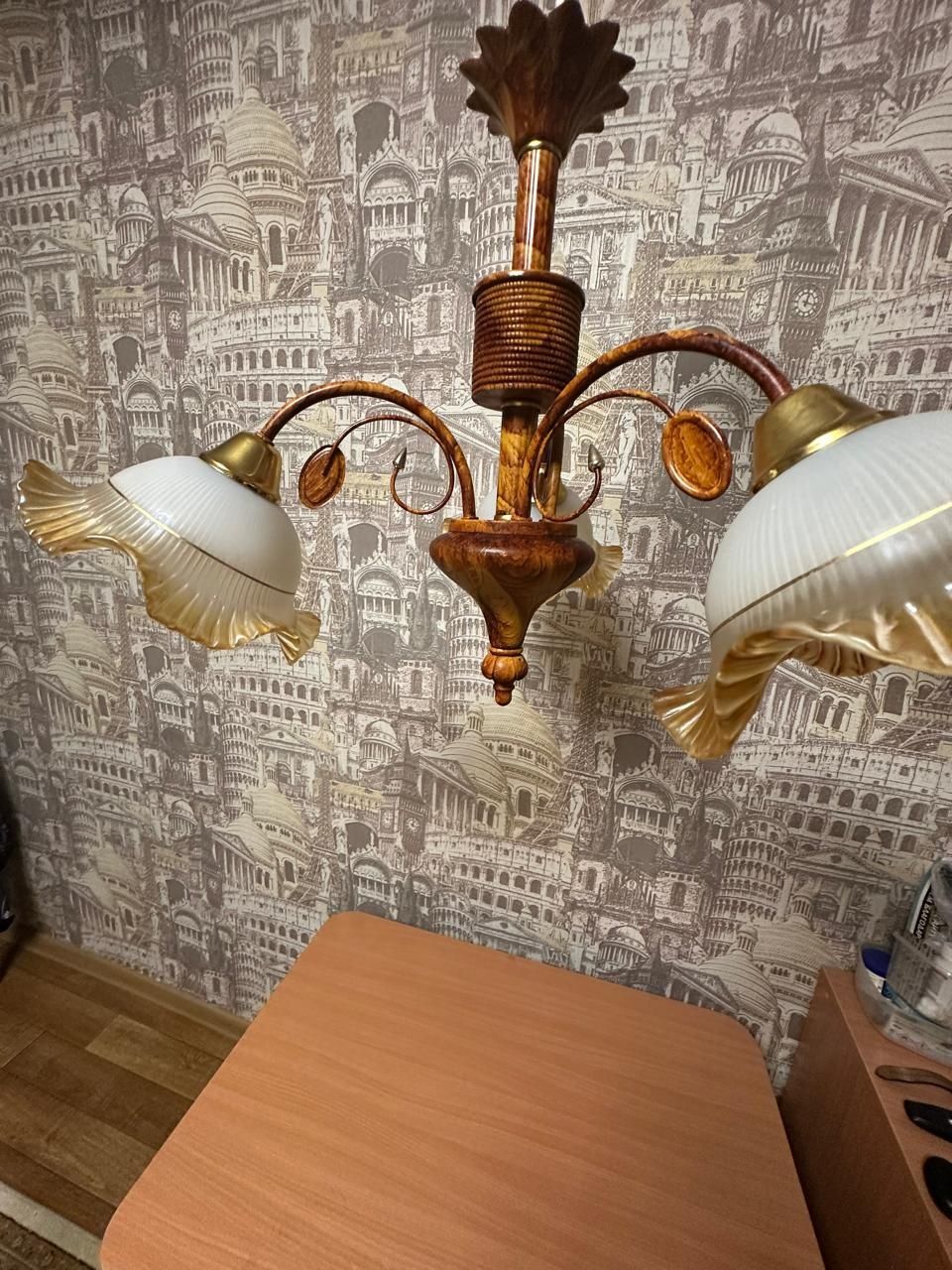 Срочно продается люстра
