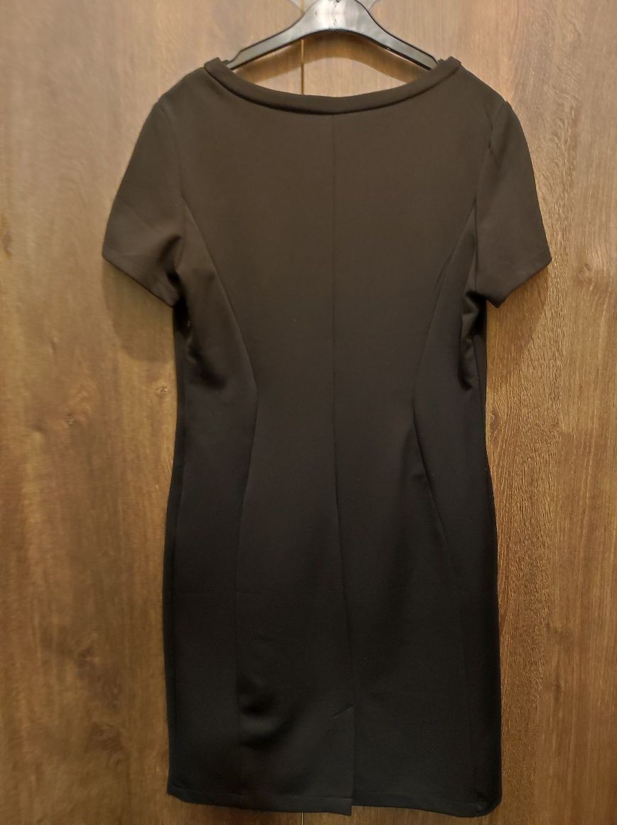 Черна рокля, отпред релефна, изключително удобна, и комбинативна