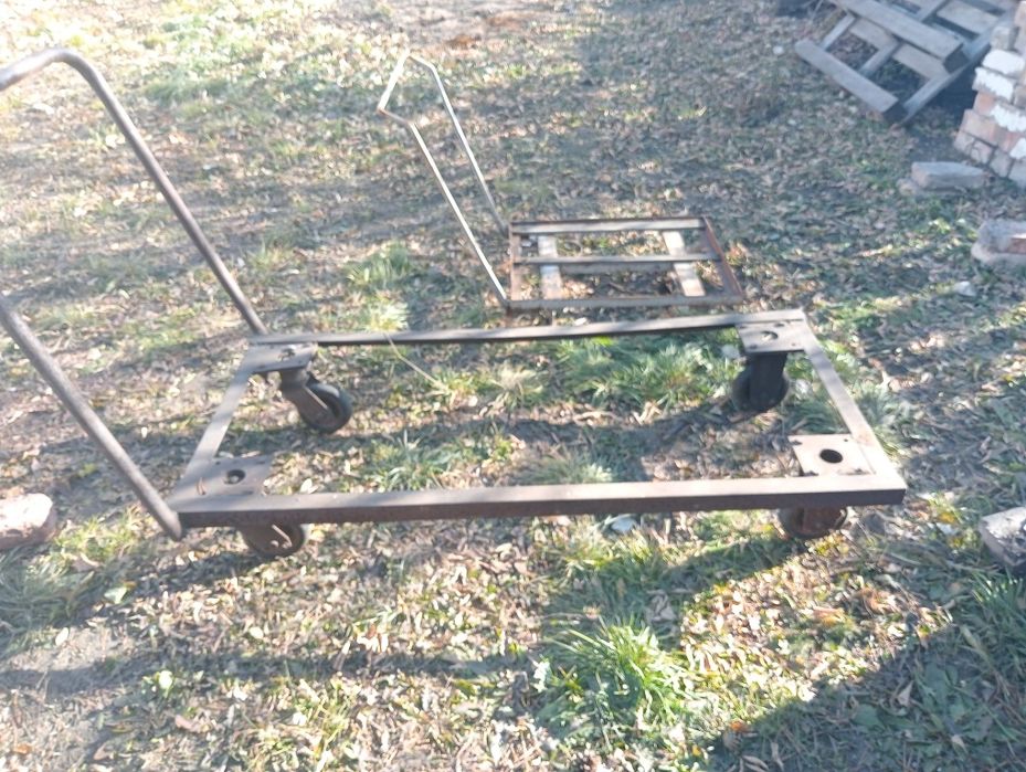 Телеги 2- шт. 1- большой,2- ой маленький. Маленький без колес.