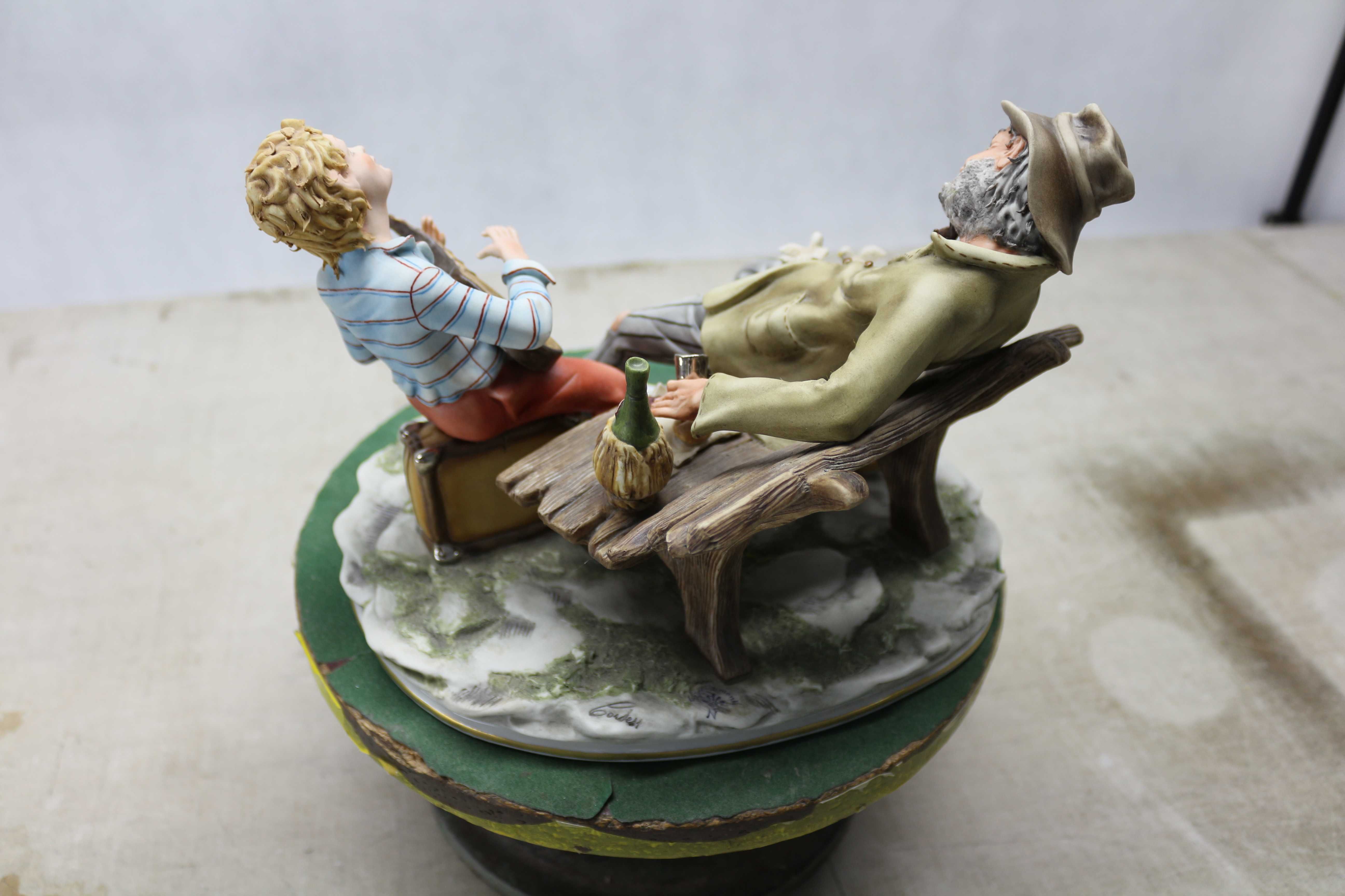 Статуэтка из фарфора Бродяга на Скамье с Мальчиком Capodimonte Италия