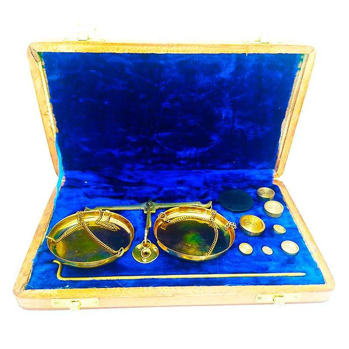 Бронзова везна в дървена кутия