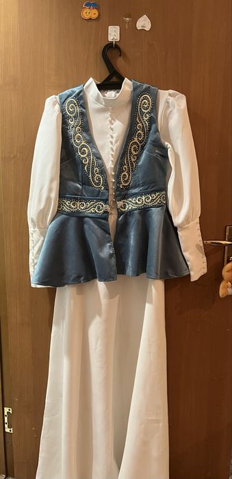 Платья и жилет надевала  только один раз