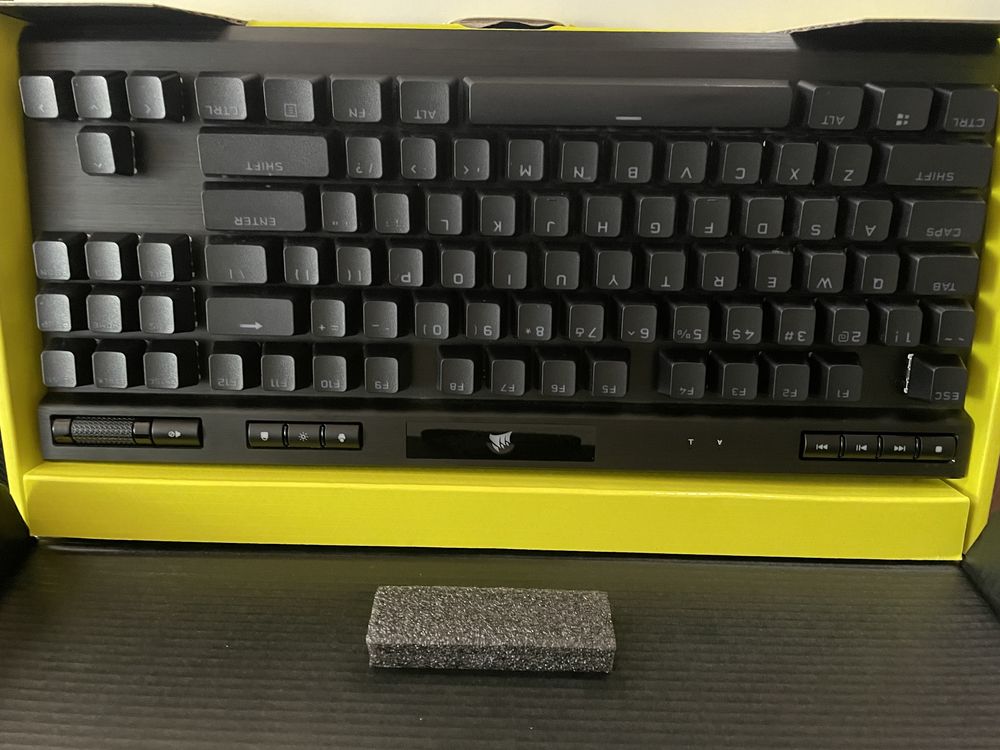 Геймърска клавиатура Corsair K70 RGB TKL