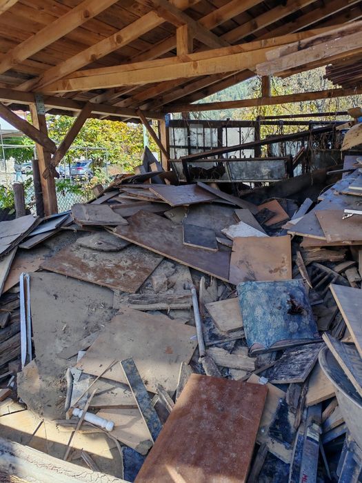 Подарява дъски, шперплат, плоскости и др