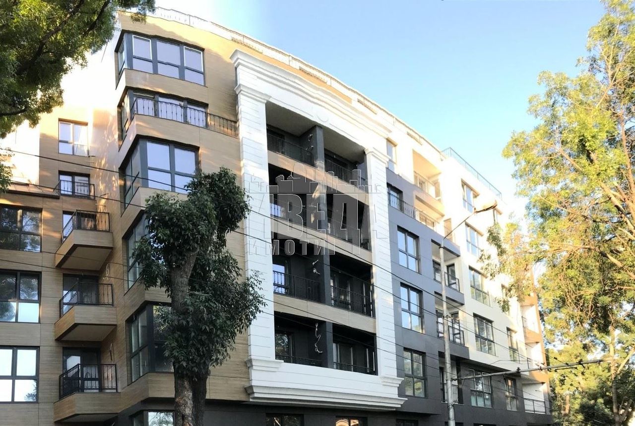 Продава се Тристаен апартамент в Варна, Център - 100 кв.м за 1999 €/кв.м - Снимка #2