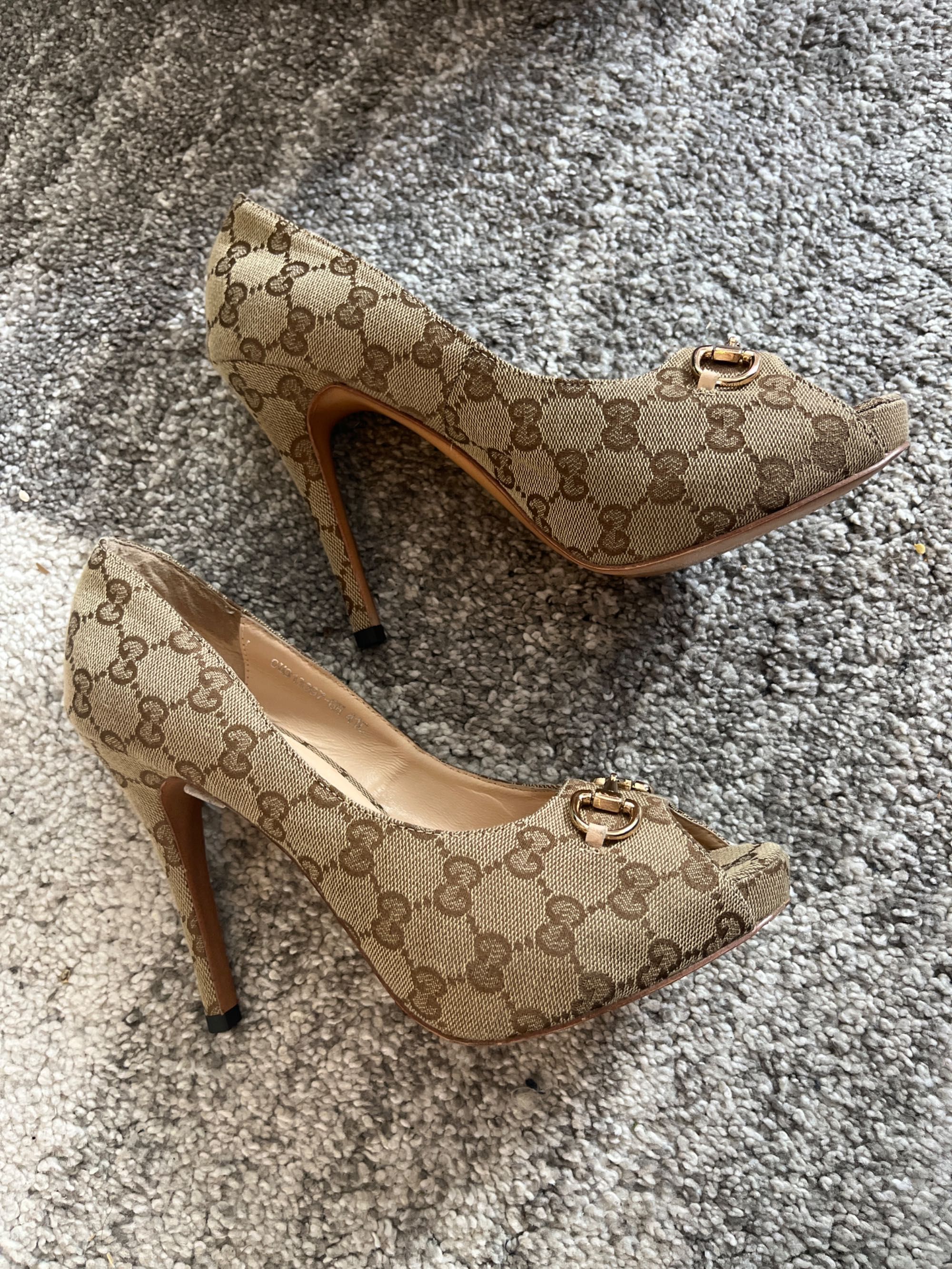 Pantofi inscriptionati “Gucci”