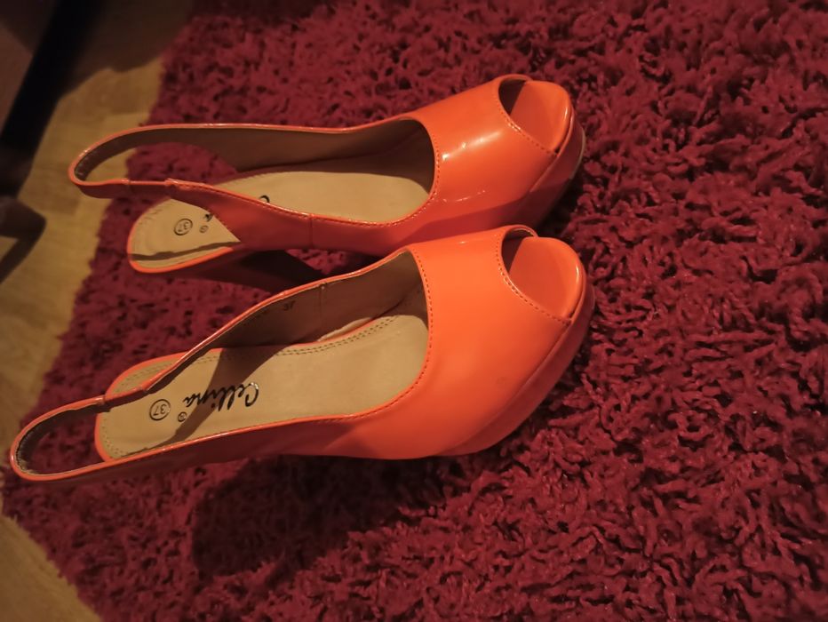 Sandale noi mărime 37