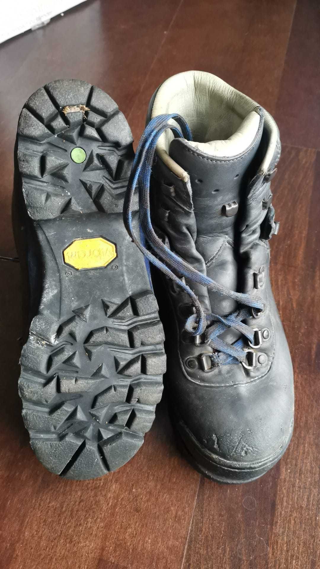 Bocanci munte Lowa 39.5 cu vibram prindere coltari