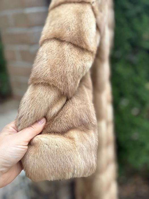 Vând palton din blana naturala din Vizon