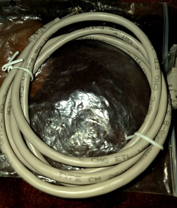 Cablurile galbene/gri – cabluri de internet (Ethernet CAT5e / CAT6)