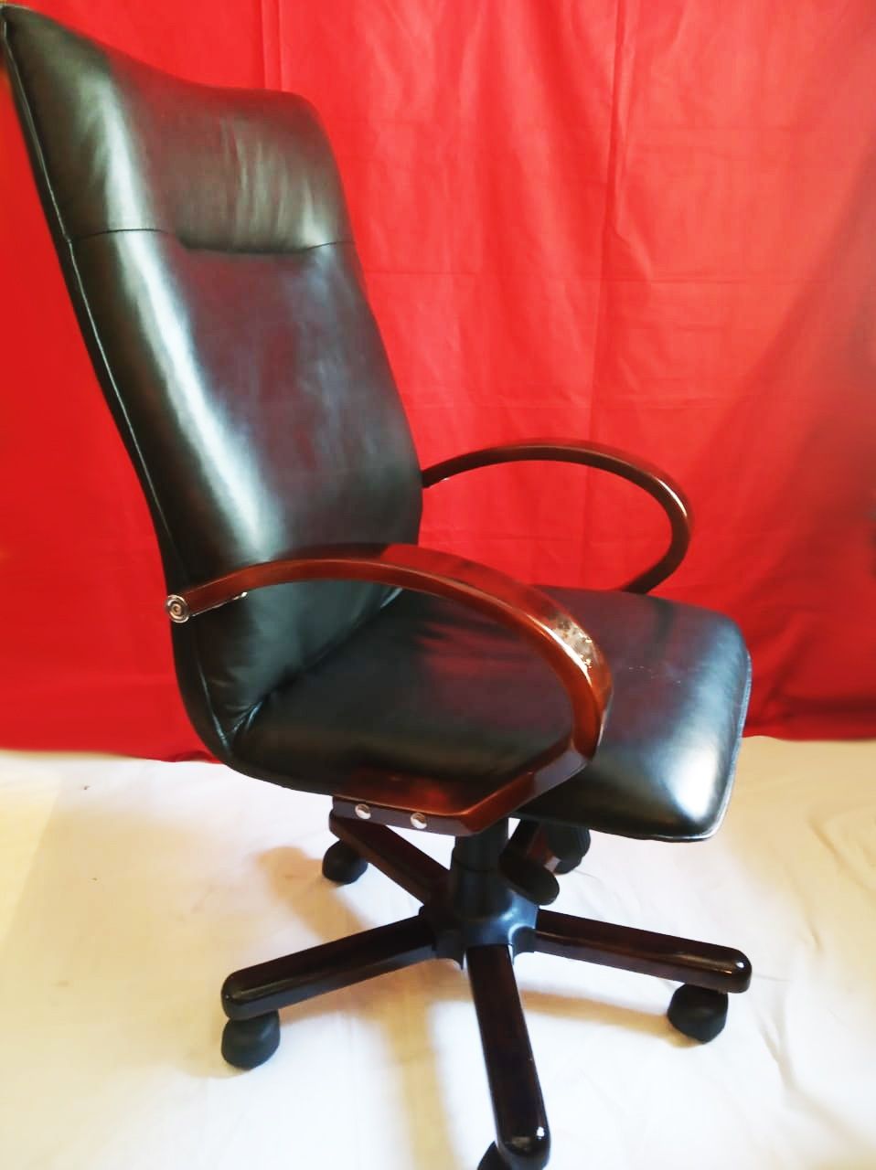 Кресло кожаное черное