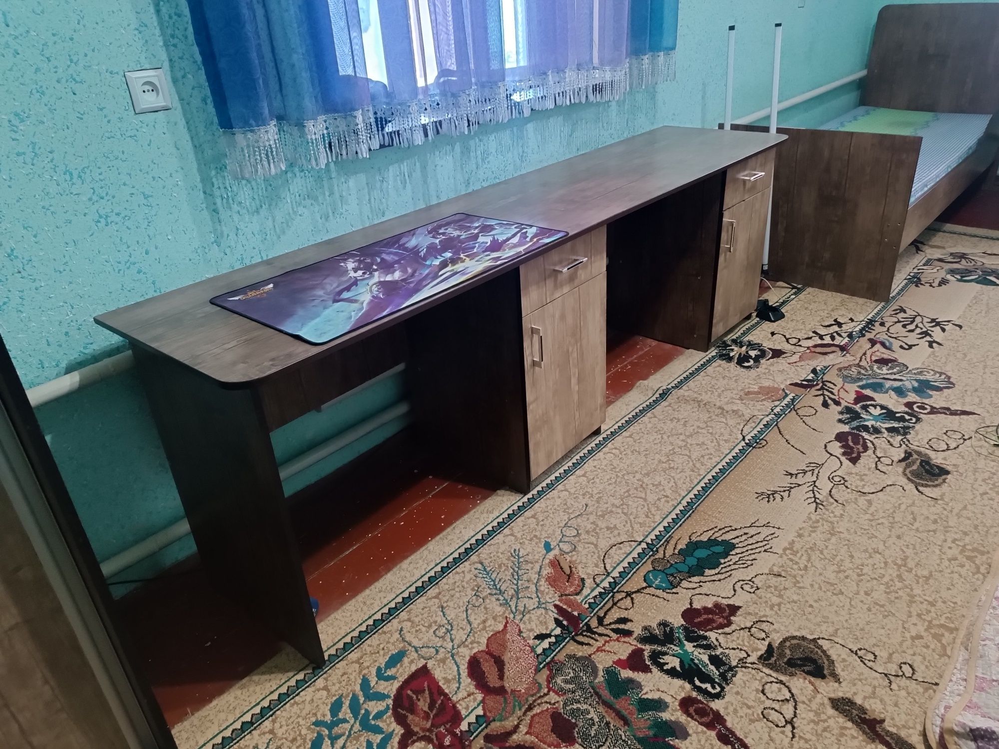 Shkaf dars qilish uchun stol va karavatlar