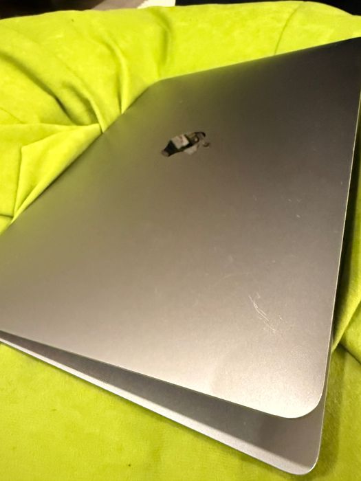 MacBook Air 13” (2019, A1932) – 8GB RAM, 512GB SSD