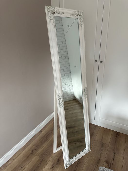 Голямо огледало със стойка