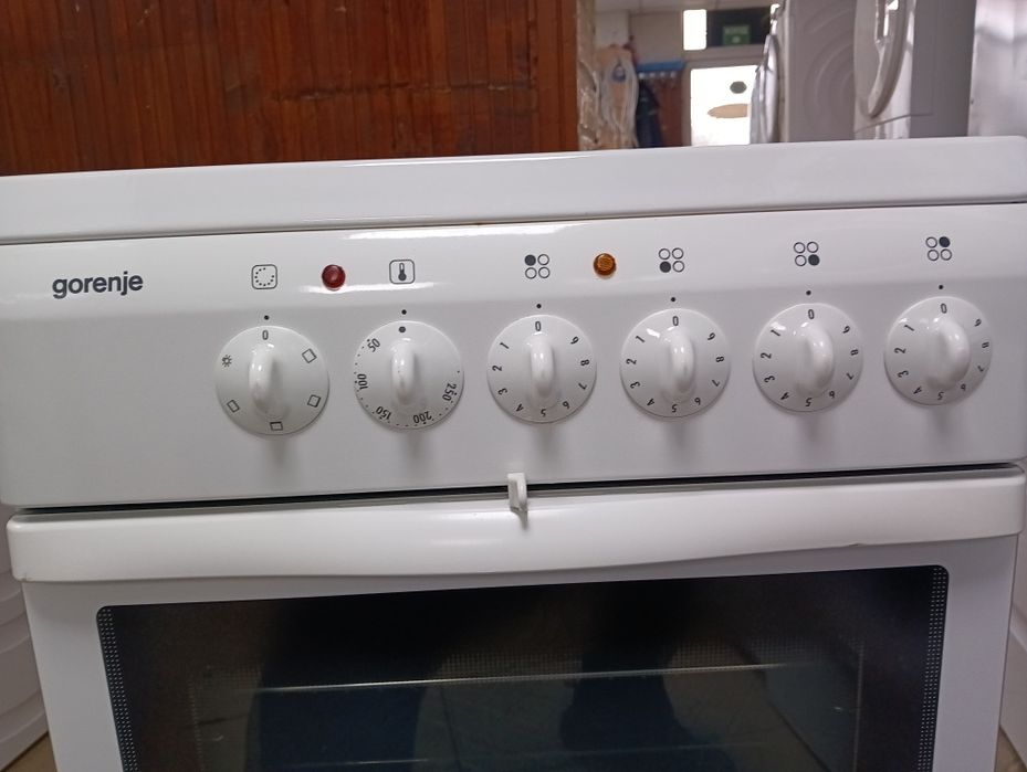Тясна 50 см печка с керамичен плот Gorenje  с две години Гаранция!