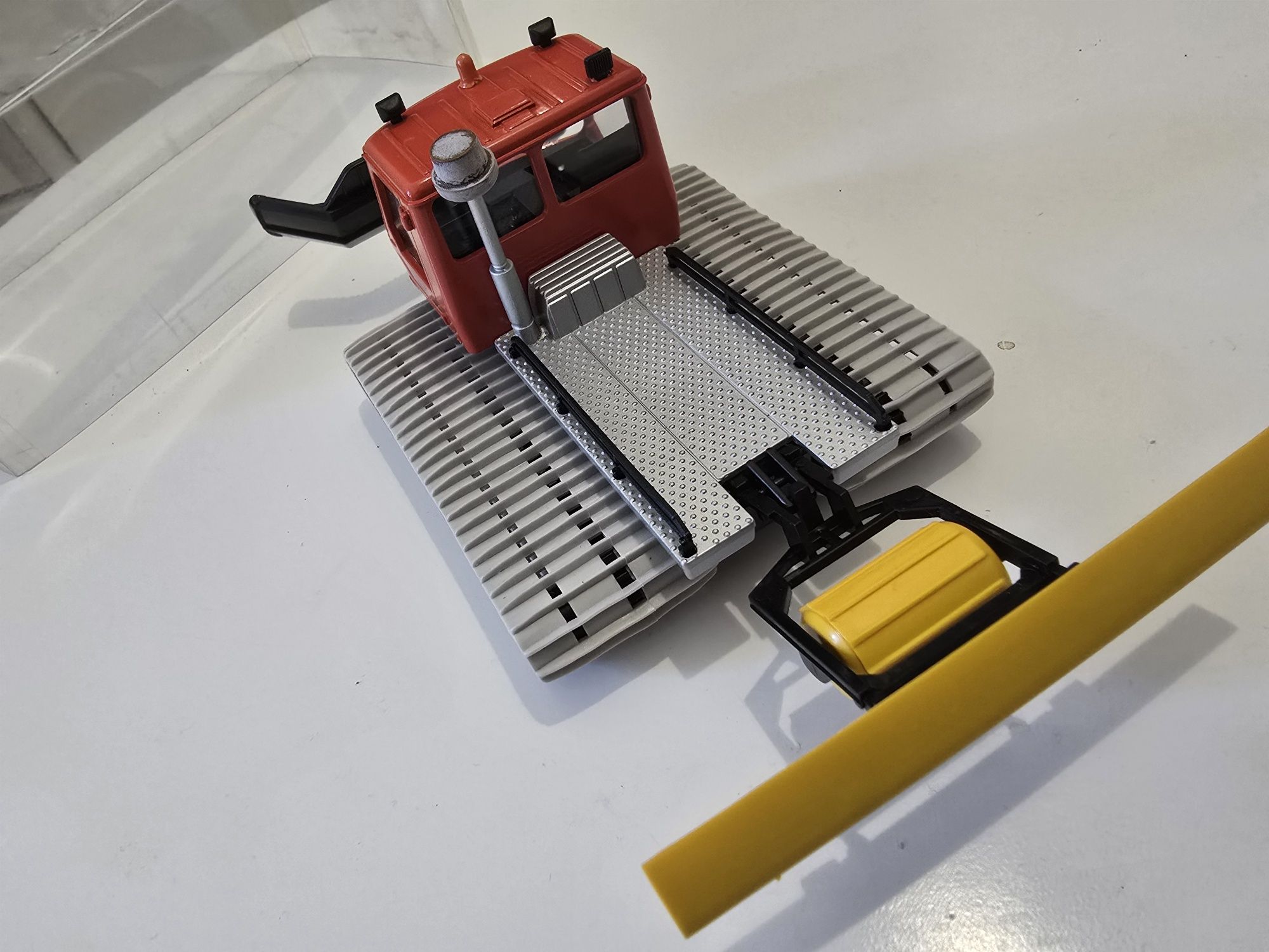 Masinuta vintage de colectie Cursor Pistenbully 1:43