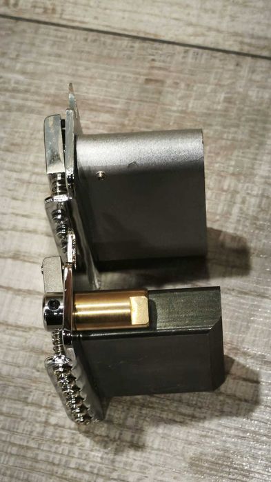 Unitate tremolo pentru chitare electrice tip stratocaster