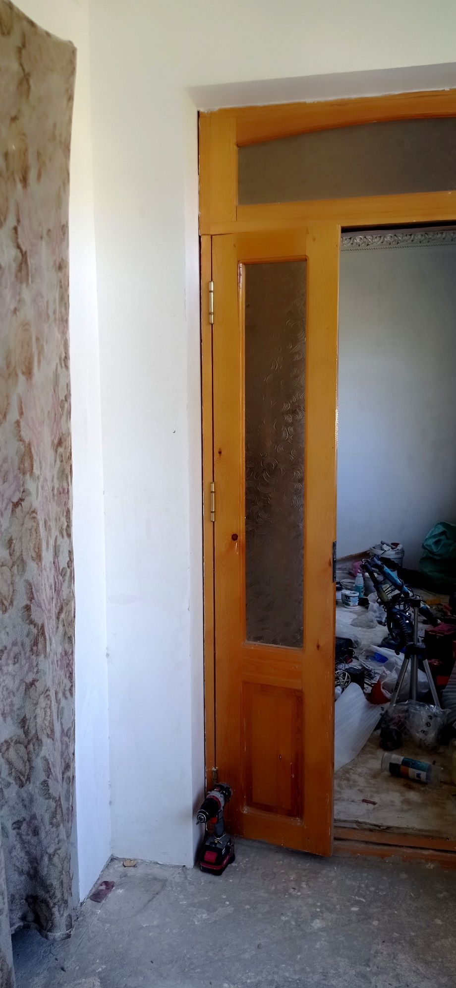 Eshik tahtadan yengi laklangan