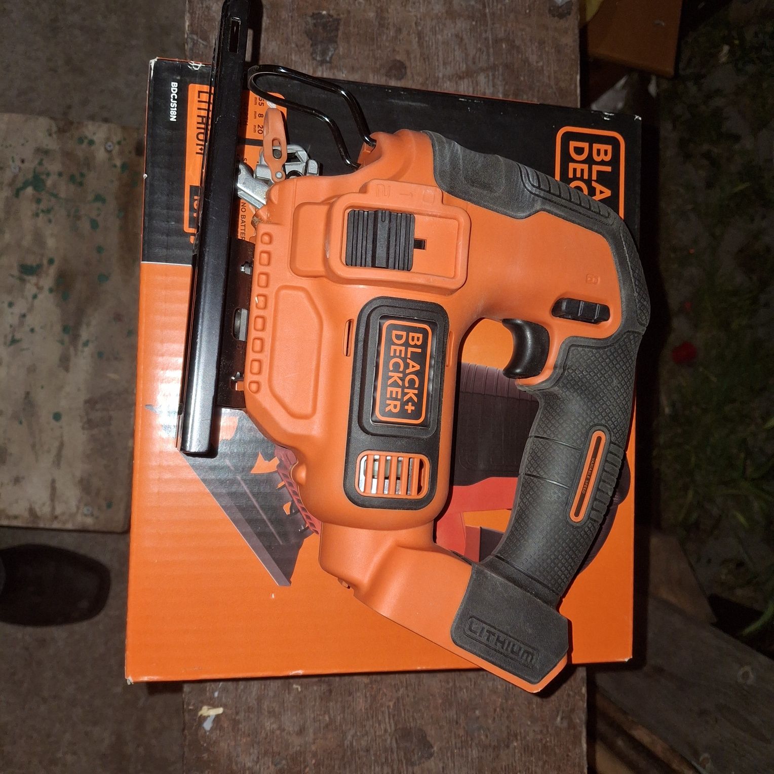 Акумулаторен прободен трион Black & Decker BDCJS18, 18 V  в гаранция