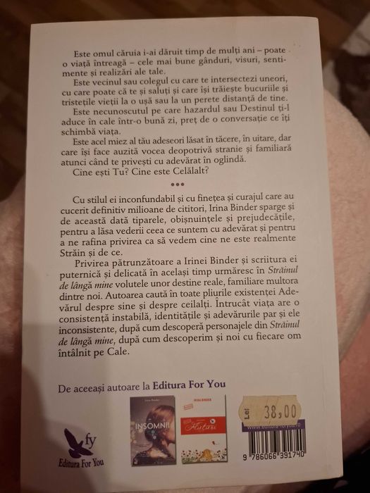 Carte Strainul de lângă mine- Irina Binder