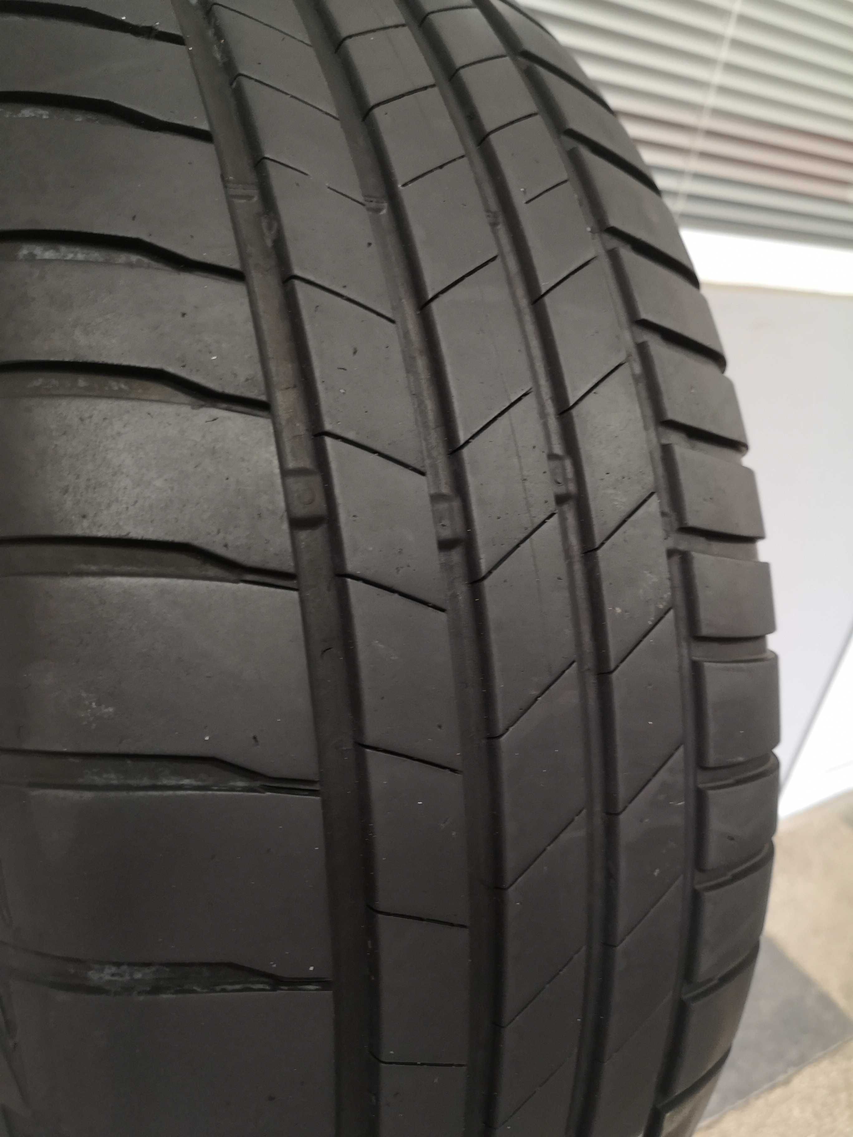 2бр 215/55/17 BRIDGESTONE 6,5мм грайфер дот:20г безплатен монтаж