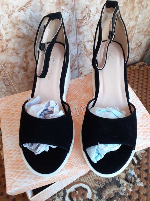 Vand sandale de dama noi, negre, marimea 39.