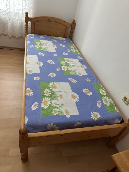 Продавам 3 броя единични легла с матраците, плюс  нощно шкафче и малк