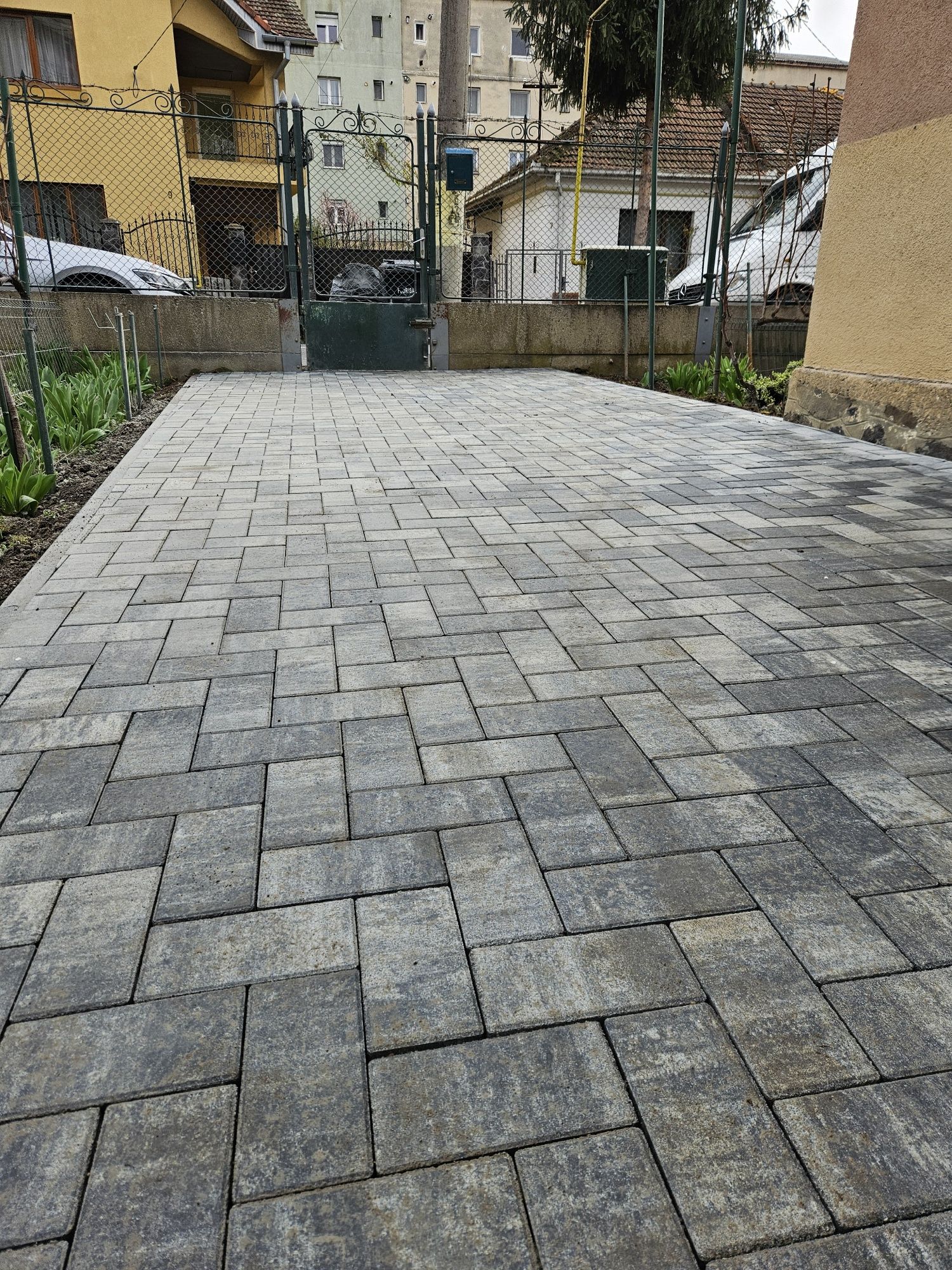 Execut montaj Pavaje Garduri borduri rigole