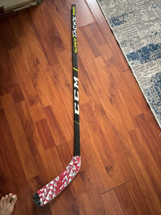 Продам клюшку хоккейную