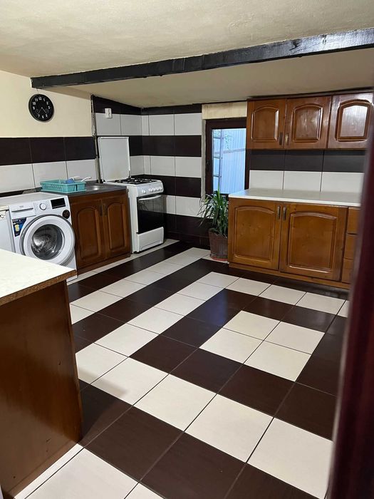 Casa de închiriat la curte