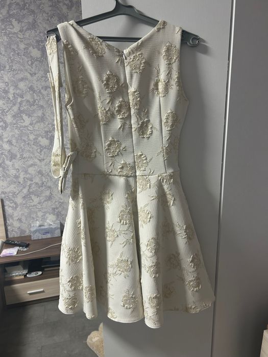 Рокля със златисти орнаменти